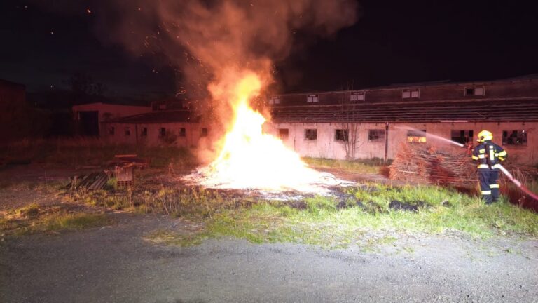 Dne 30. 4. v 21:05 byla jednotka povolána na požár – zemědělské objekty.